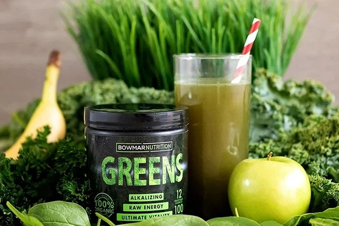 Green smoothie with Bowmar Nutrition Greens powder, apple, banana, kale, spinach. Meal Planning Nutritionists.